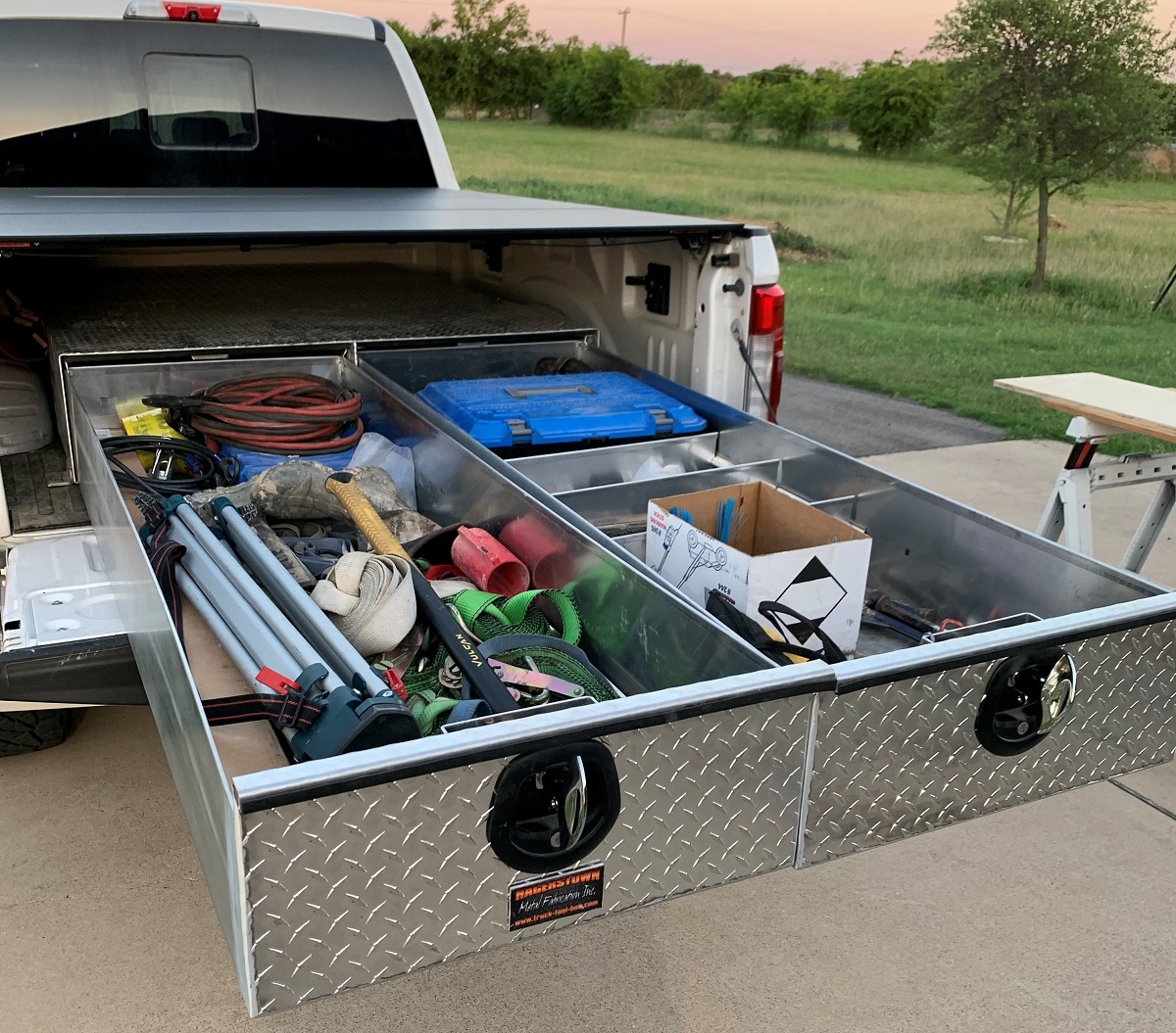 https://www.truck-tool-box.com/shop/images/detailed/1/BB96_two_drawer_1.jpg